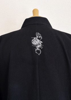 【ロゴ刺繍/背中上部】