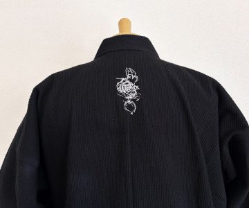 【ロゴ刺繍/背中上部】
