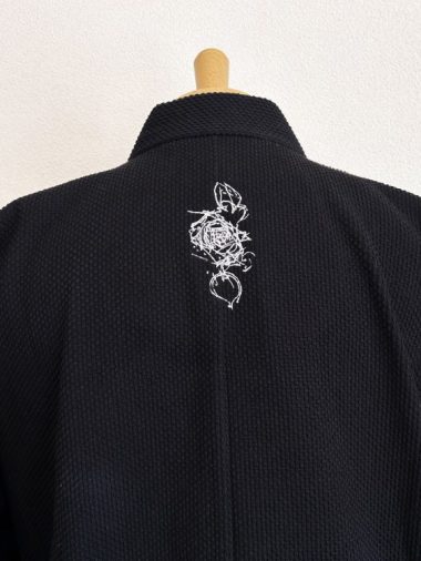 【ロゴ刺繍/背中上部】