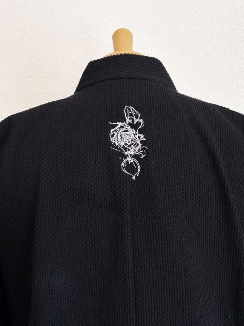 【ロゴ刺繍/背中上部】