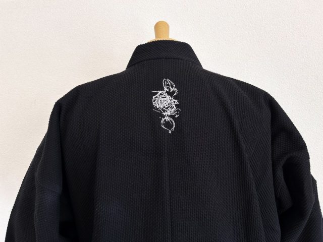 【ロゴ刺繍/背中上部】