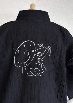 【ロゴ刺繍/背中上部】