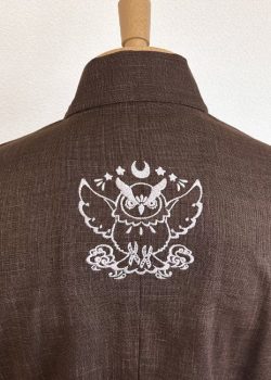 【ロゴ刺繍/背中上部】