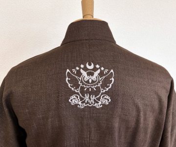 【ロゴ刺繍/背中上部】