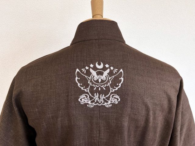 【ロゴ刺繍/背中上部】