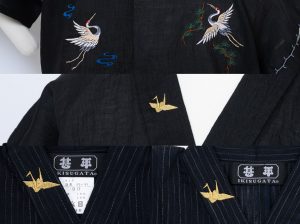 【ロゴ刺繍/背中右上・左下】【簡単絵柄刺繍 / 右衿上部】E-07 鶴・金