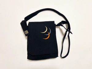 【ロゴ刺繍/バッグふた・10cm角内】【簡単絵柄/紐】