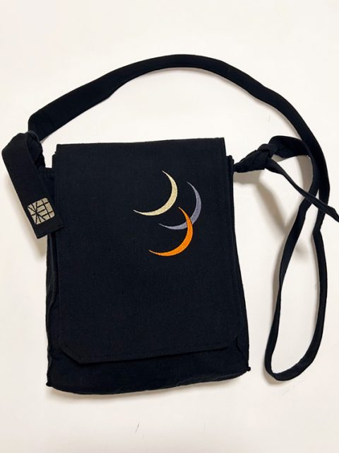 【ロゴ刺繍/バッグふた・10cm角内】【簡単絵柄/紐】