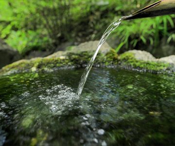 涼しい「作務衣」と「甚平」で粋な暑さ対策を。