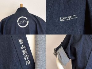 【ロゴ刺繍/背面上部・左胸】【文字刺繡/右衿裾】