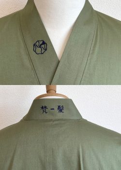 【ロゴ刺繍/右衿上部・文字刺繡/後ろ衿】
