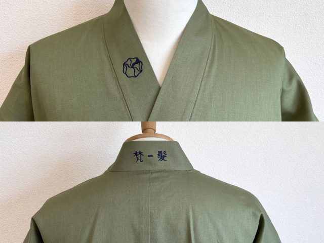 【ロゴ刺繍/右衿上部・文字刺繡/後ろ衿】