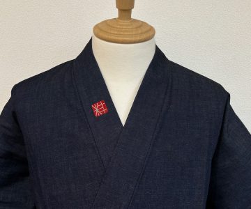 【簡単絵柄/右衿上部 】W-03 和粋庵 粋ロゴマーク 赤×銀【袖裾ゴム加工】