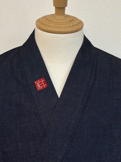 【簡単絵柄/右衿上部 】W-03 和粋庵 粋ロゴマーク 赤×銀【袖裾ゴム加工】