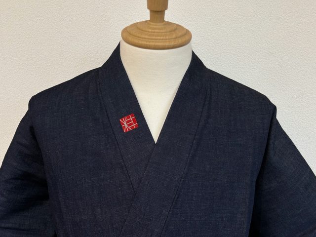 【簡単絵柄/右衿上部 】W-03 和粋庵 粋ロゴマーク 赤×銀【袖裾ゴム加工】