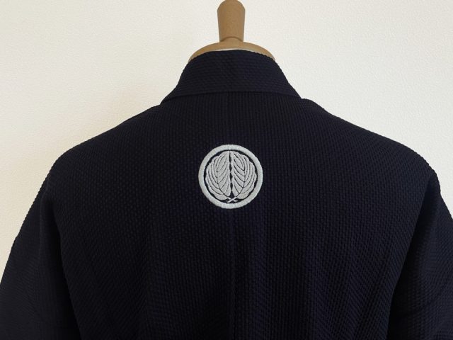 【簡単家紋】丸に抱き柏