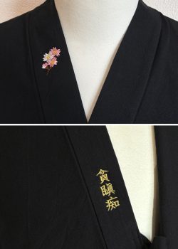 黒地に映える桜