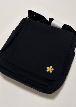 黒地に金の桜