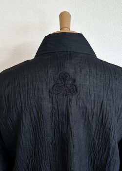 黒一色で魅せる家紋刺繍