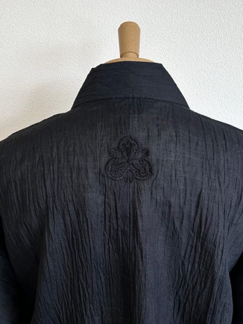 黒一色で魅せる家紋刺繍
