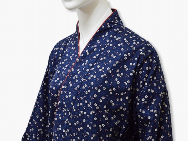 女性総柄作務衣　絣桜（かすりざくら）紺マネキン