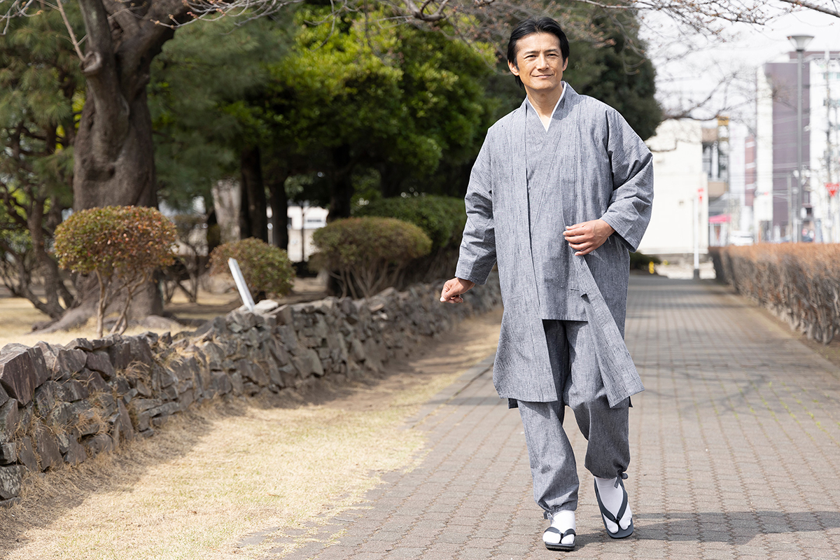 群言堂☆22年☆備後の綿麻藍染めスラブ織ゆったり羽織ロングブラウスOP☆手洗い可 群言堂☆22年☆備後の綿麻藍染めスラブ織ゆったり