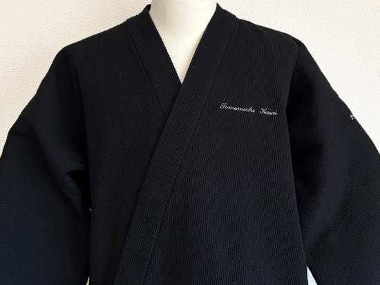 太刺子作務衣への文字刺繍事例。クリックすると文字刺繍注文ページへ移動します。
