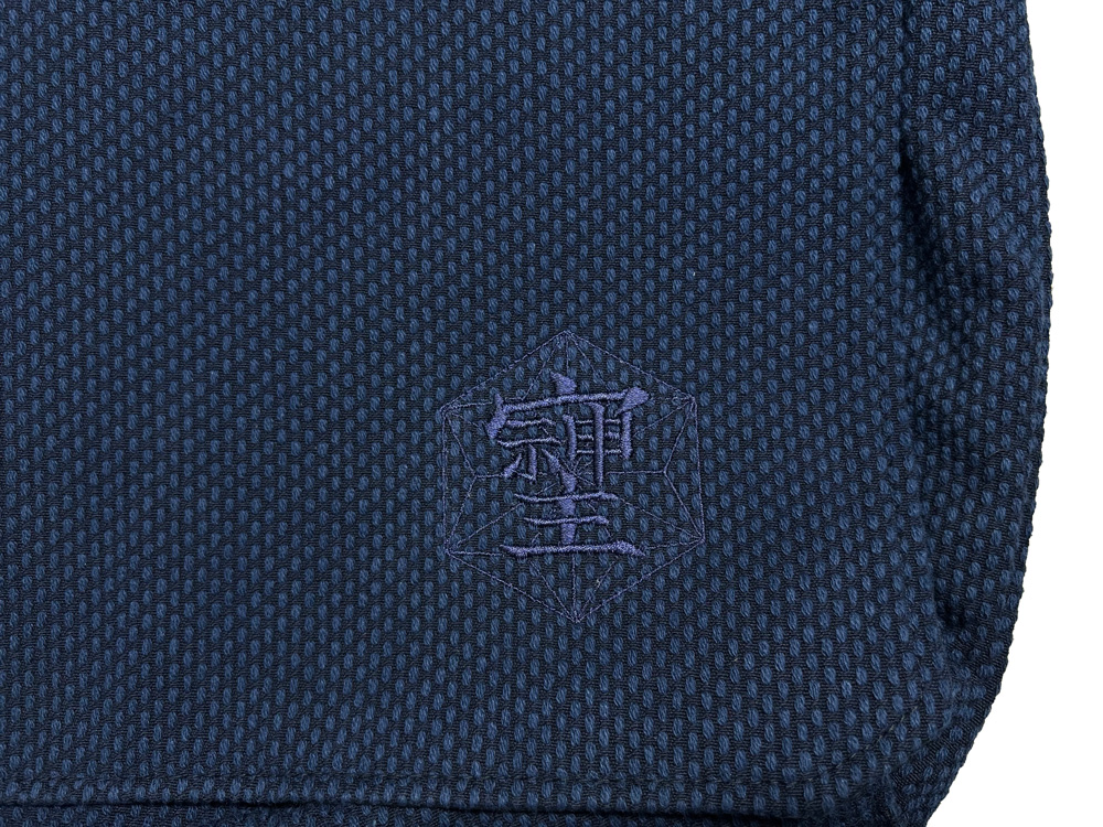 ロゴ刺繍