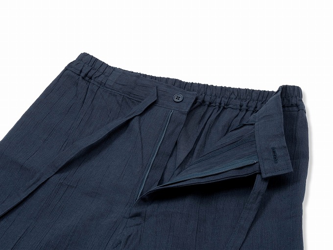 ズボンは後ろゴムで、前を紐でとめるタイプ。チャックもしっかりついている本格丁寧な作りです。