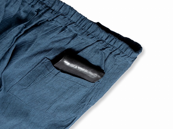 綿麻楊柳甚平（日本製） 中紺　ズボンの右後ろにも大き目のポケットがついています。