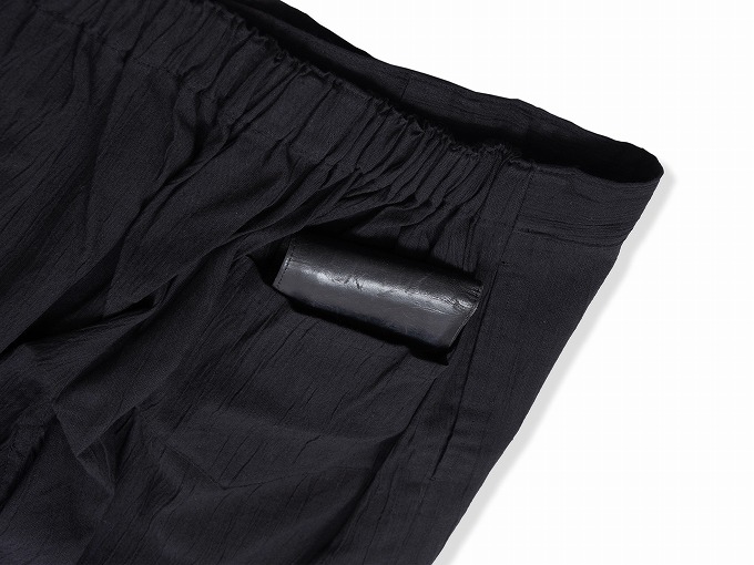 綿麻楊柳甚平（日本製） 黒　ズボンの右後ろにも大き目のポケットがついています。