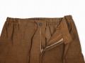 ズボンは後ろゴムで、前を紐でとめるタイプ。チャックもしっかりついている本格丁寧な作りです。