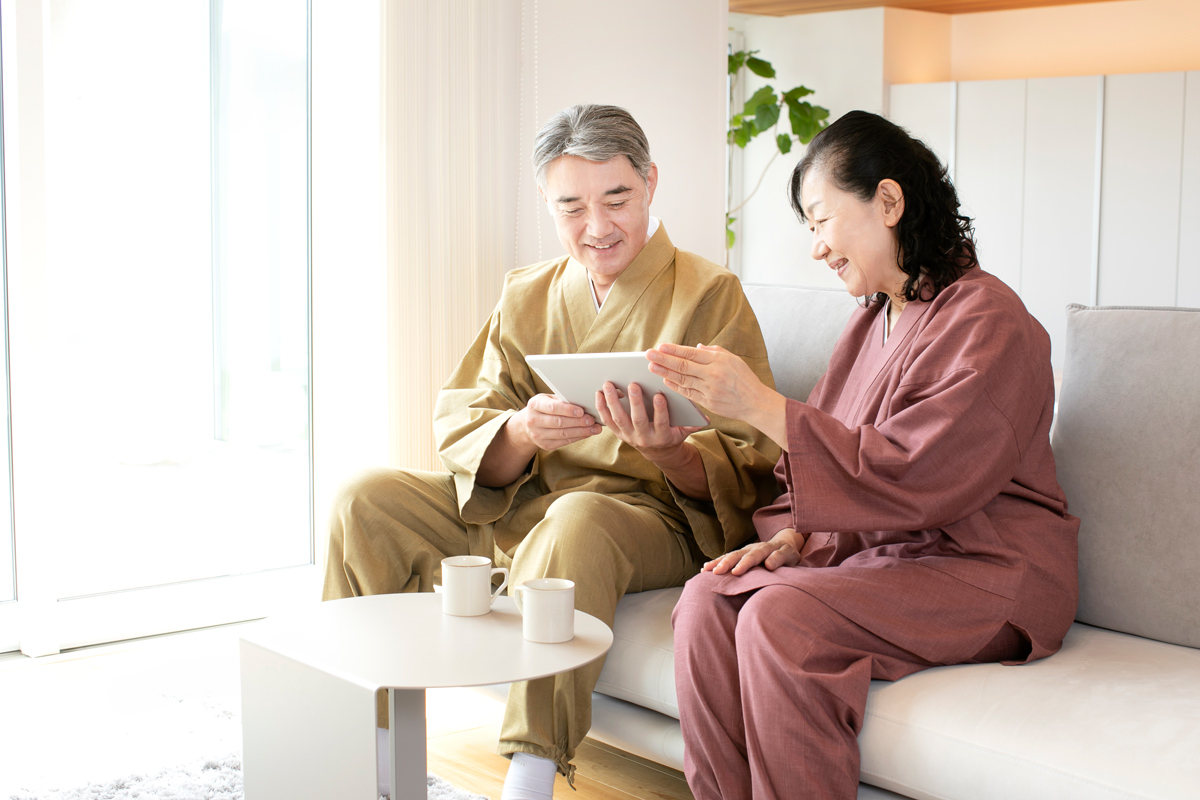 作務衣を着てくつろぐご夫婦