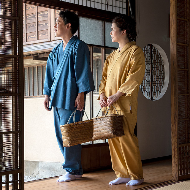 日本製の作務衣を日本各地の伝統的な生地でつくっています